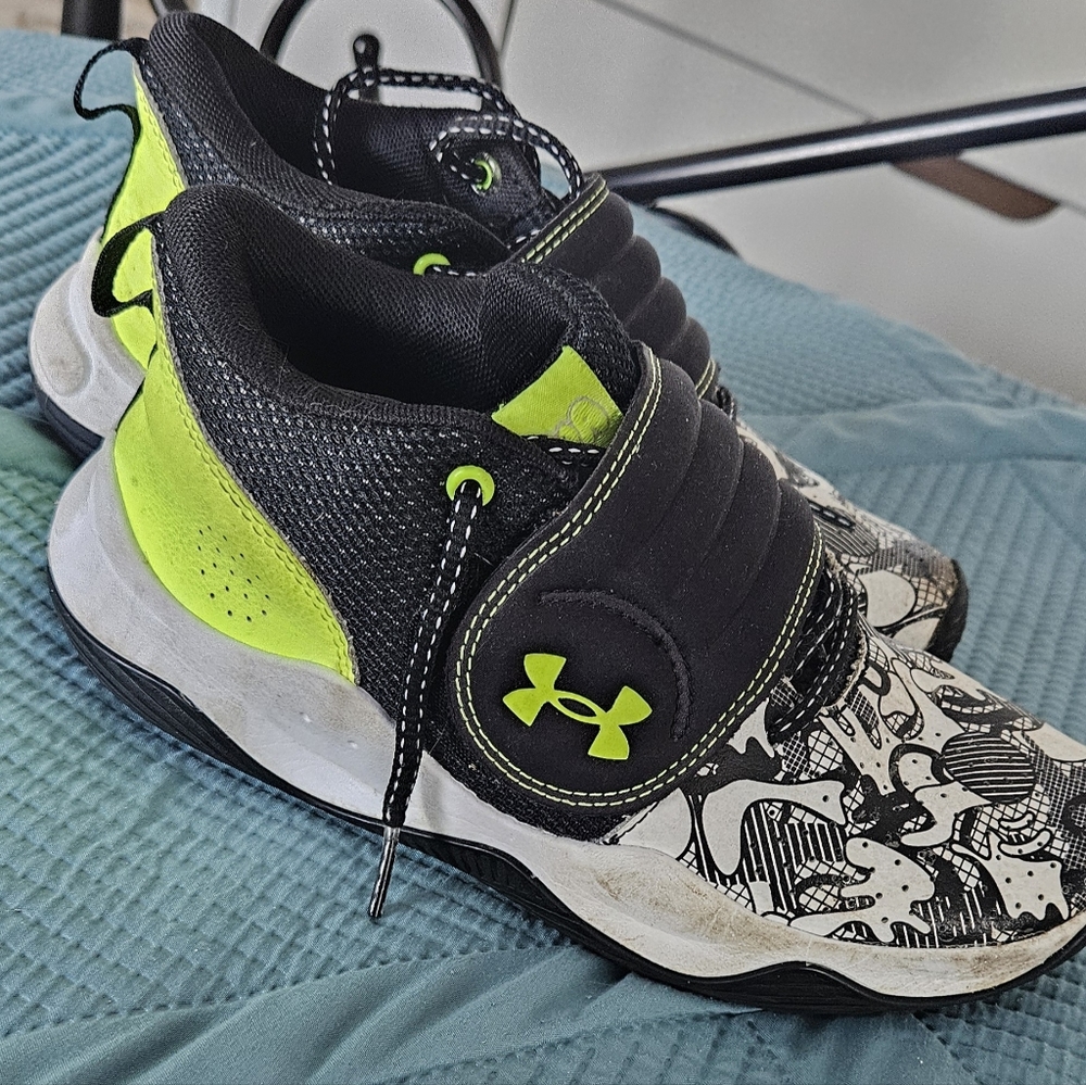 Kid's size 5 Under Armour shoes